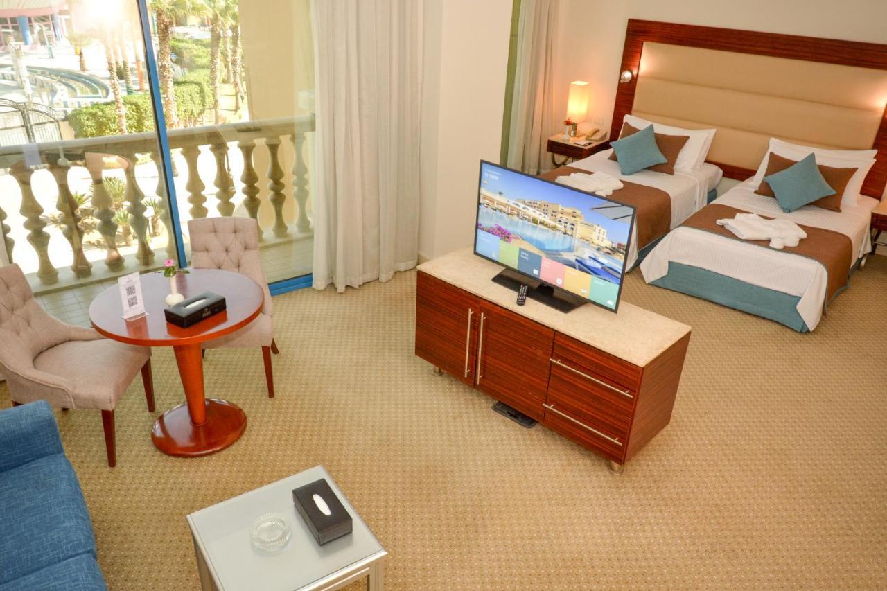 Helnan Dreamland Hotel 6th of October City Exterior foto A hotel room with a television