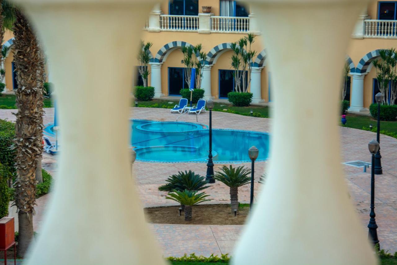 Helnan Dreamland Hotel 6th of October City Exterior foto The swimming pool at the hotel