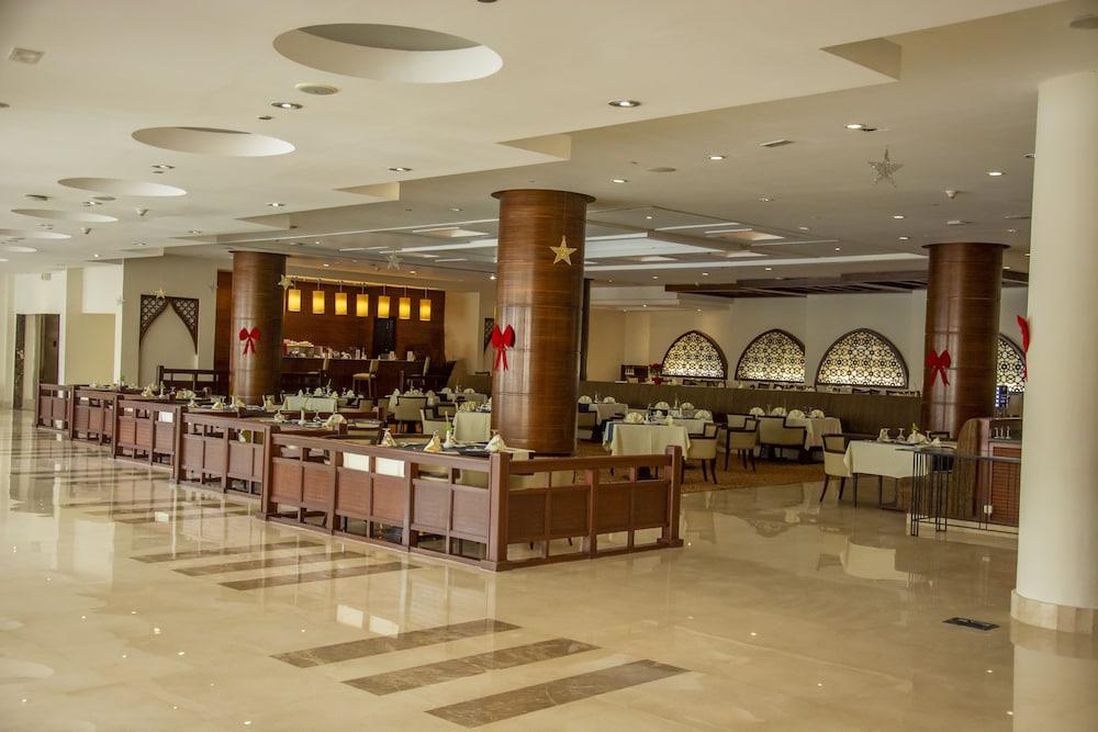 Helnan Dreamland Hotel 6th of October City Exterior foto The buffet at the hotel