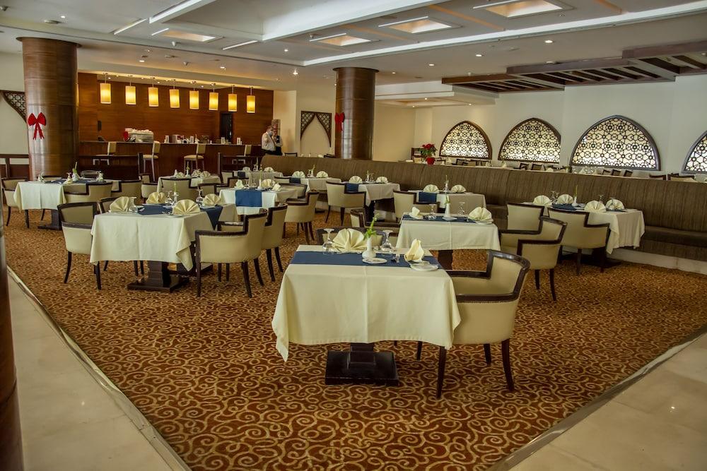 Helnan Dreamland Hotel 6th of October City Exterior foto The restaurant at the hotel