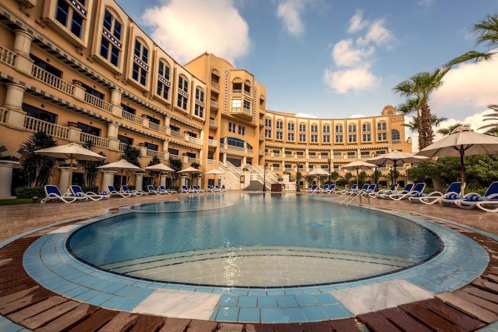 Helnan Dreamland Hotel 6th of October City Exterior foto The pool at the Grand Hotel