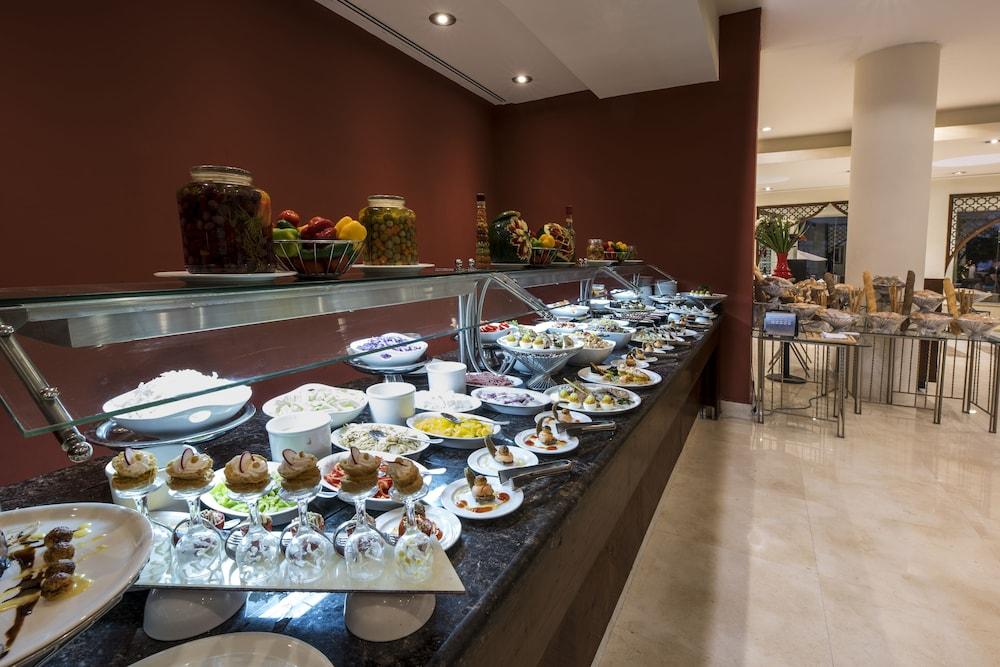 Helnan Dreamland Hotel 6th of October City Exterior foto A buffet at a hotel
