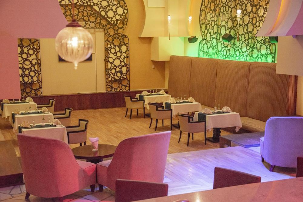 Helnan Dreamland Hotel 6th of October City Exterior foto The interior of the restaurant