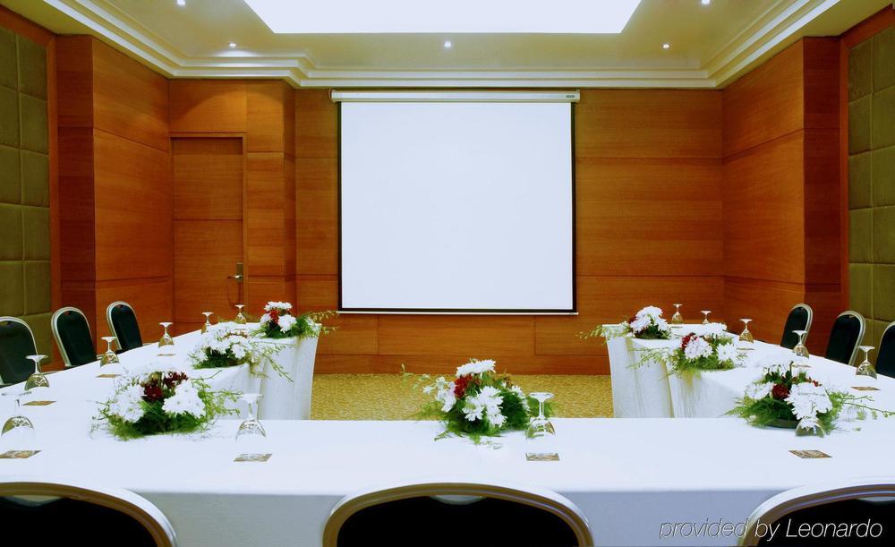 Helnan Dreamland Hotel 6th of October City Exterior foto A projection screen in a meeting room
