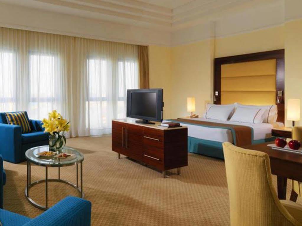 Helnan Dreamland Hotel 6th of October City Exterior foto A room at the Sheraton Jumeirah Hotel